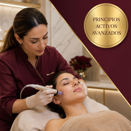 Esteticista aplicando tratamiento de microneedling con principios activos avanzados en formación online de Ananda Centro Médico Estético en Murcia