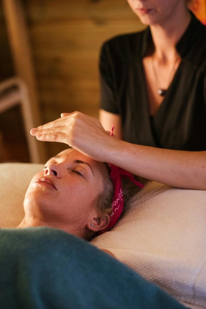 Sesión de terapia holística y Reiki en Ananda Centro Médico Estético Murcia