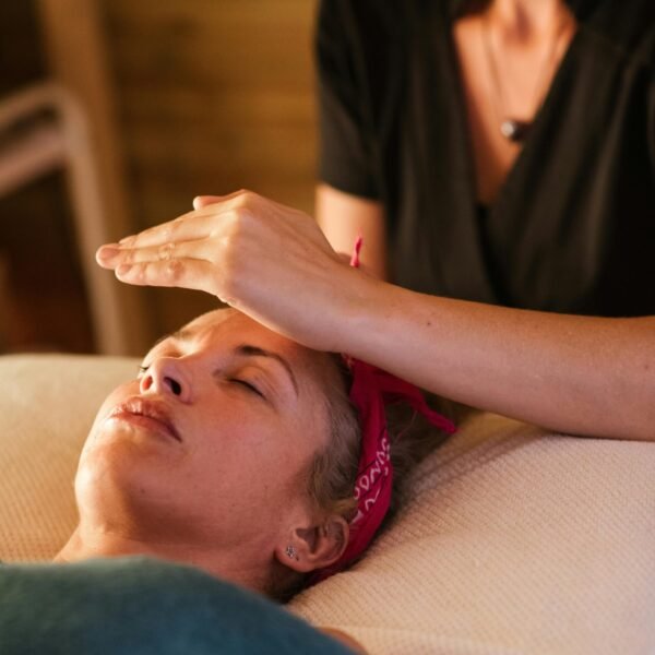 Sesión de terapia holística y Reiki en Ananda Centro Médico Estético Murcia