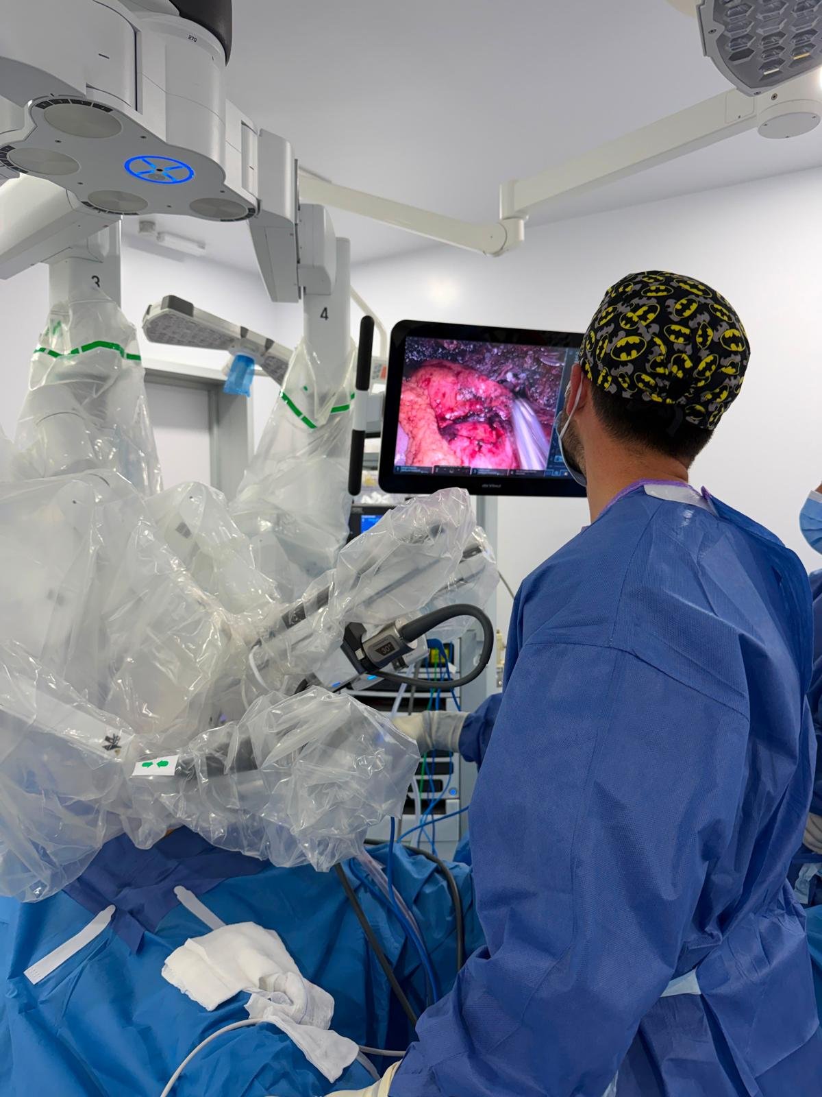 Dr. Pepe Cutillas Abellán mirando la pantalla de alta definición del robot Da Vinci en quirófano, Murcia
