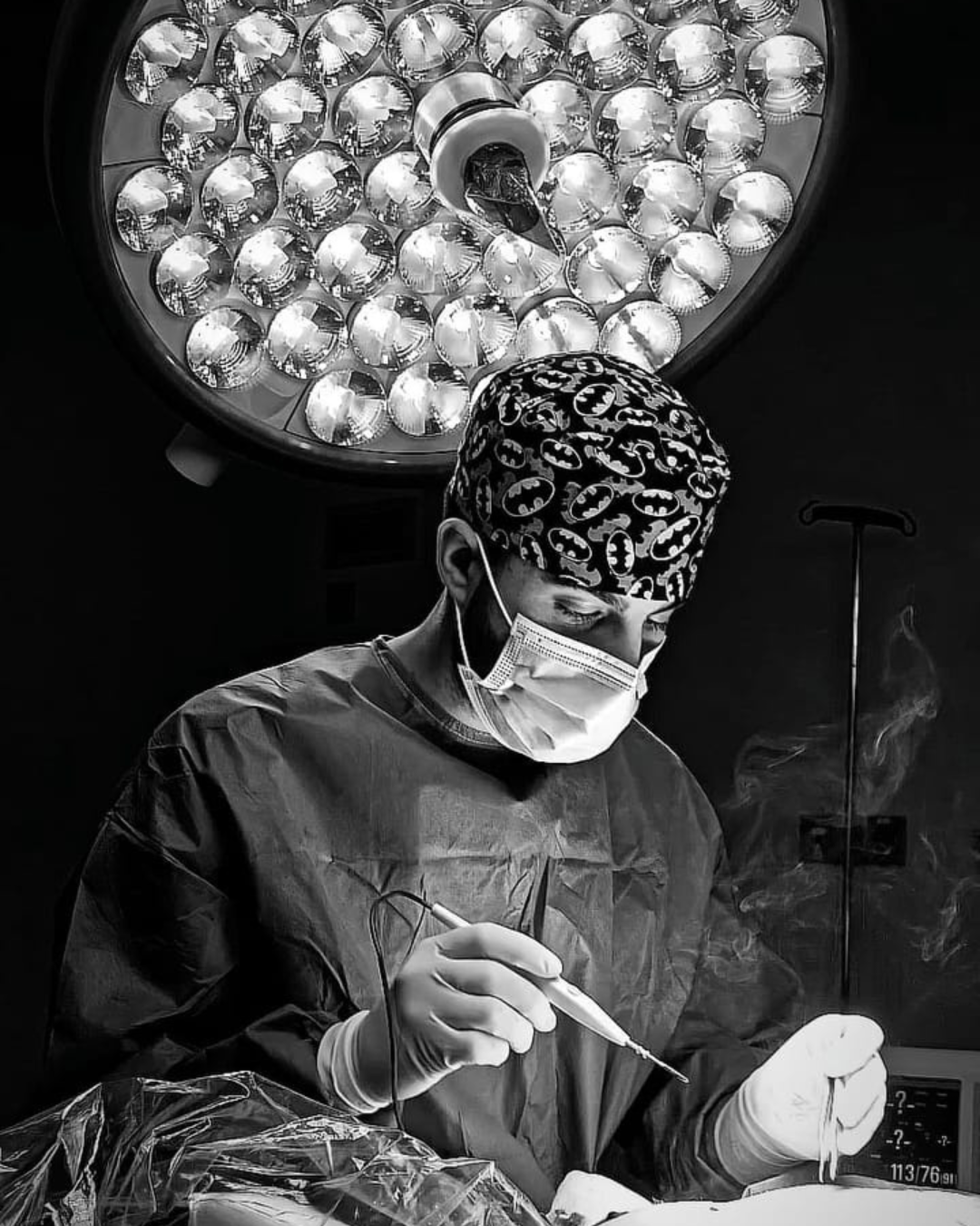 Dr. Pepe Cutillas realizando cirugía digestiva en quirófano en Murcia