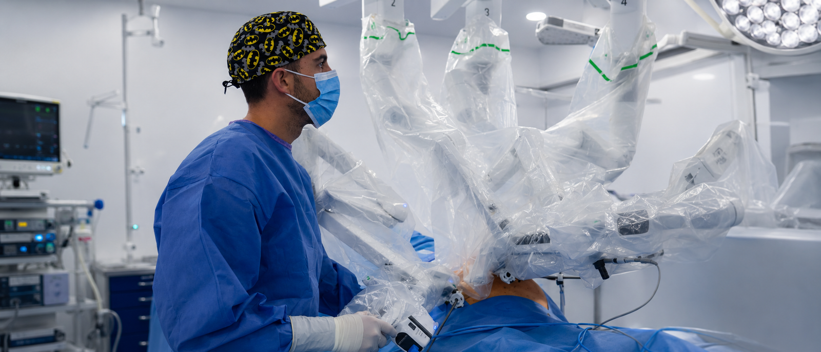 Dr. Pepe Cutillas Abellán operando con tecnología robótica Da Vinci en Murcia